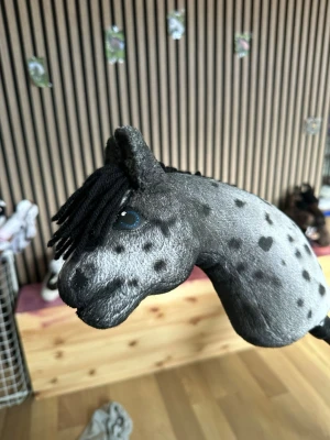 Grå käpphäst med svarta prickar - Säljer en grå käpphäst med svarta prickar och svart man. Hästens huvud är mjukt och stoppat, med ögon. Perfekt för dig som gillar hästar och vill leka eller rida.gjord av spirit.hobbyhorses på Instagram.