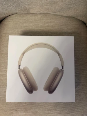 Airpods max - Säljer ett par Apple AirPods Max (USB-C, 2024-modellen). Hörlurarna fungerar precis som de ska och ger riktigt bra ljud med effektiv brusreducering och transparensläge.  De är i fint skick och har tagits väl om hand. Säljs eftersom de inte används lika mycket längre.  Skickas snabbt eller kan hämtas upp om det passar. Hör gärna av dig om du har frågor eller vill se fler bilder.