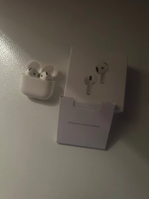 AirPods 4 med brusreducering  - Säljer ett par AirPods 4 med brusreducering . Helt nya och aldrig använda. Kan skickas eller hämtas. Fler bilder skickas gärna vid intresse, bara att höra av sig om du undrar något.