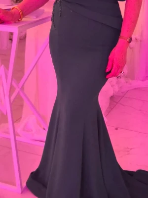 Mörkgrön axelbandslös långklänning - Elegant mörkgrön långklänning