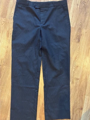 Mörkblå randiga vintage byxor - Mörkblå randiga vintage byxor storleken motsvarar L