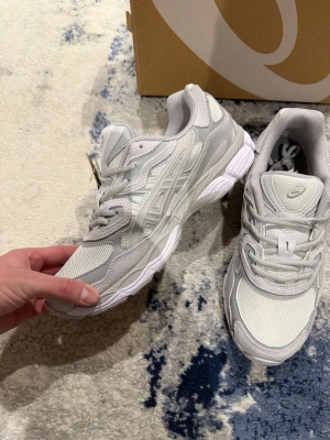 Grå Asics  - .