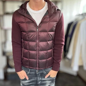 Massimo dutti cardigan - Mycket fint skick, inga defekter. Nypris ca 2500kr. Passar dig som är 175-185cm ungefär. Storlek L sitter som M. Modellen är 185 cm, 75 kg. Alltid billigare pris vid köp av flera varor‼️🙌Svarar alltid på frågor eller funderingar! 