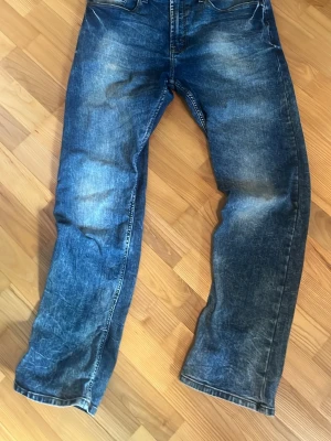 Vintage jeans wrangler  - Kollar nu intresset på ett par jeans me en obeskrivligt go tvätt som blivit till under många år och som jag aldrig sätt förut. Wrangler jeansen är i storlek 34/34 i relaxed/straight. De är extremt sköna och ganska flexibelt material men absolut inget som stör mig utan nästan bara bättre. Personligen några av de absolut snyggaste jeans jag har ägt. Priset är absolut diskuterbart o bara höra av sig vid minsta fundering!