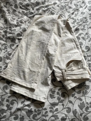 vita lågmidjade jeans  - bootcut jeans med låg midja från gina tricot:))  Använde dom typ 4 gånger och inget slitage på dom!! strl 38 och passar mig som har S i jeans. Skriv priv om ni har mer frågor om innerbenslängd eller foto!!💕