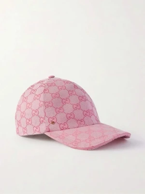 Rosa keps från Gucci med GG-mönster - Säljer en snygg rosa keps från Gucci med det klassiska GG-monogrammet över hela kepsen. Kepsen har böjd skärm och är tillverkad i ett tygmaterial som känns både trendigt och lyxigt. Perfekt accessoar för att lyfta din outfit.