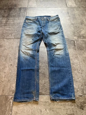 Vintage Flared Diesel Jeans - Tjäna! säljer mina sjukt feta flared diesel jeans👏 de är i riktigt bra skick bortsett från två färg fläckar som ni kan se på bilderna🫡  tveka inte på att skriva ifall ni har frågor🥹 