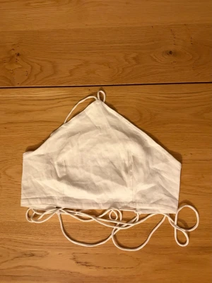 Zara vit cropped halterneck topp - Kort halterneck topp. Aldrig använt, är i mycket bra skick och prislappen är kvar. 