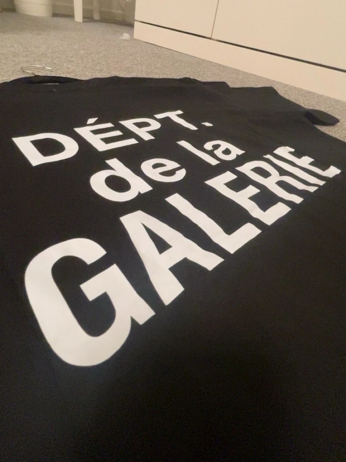 Svart t-shirt med vit text - 1