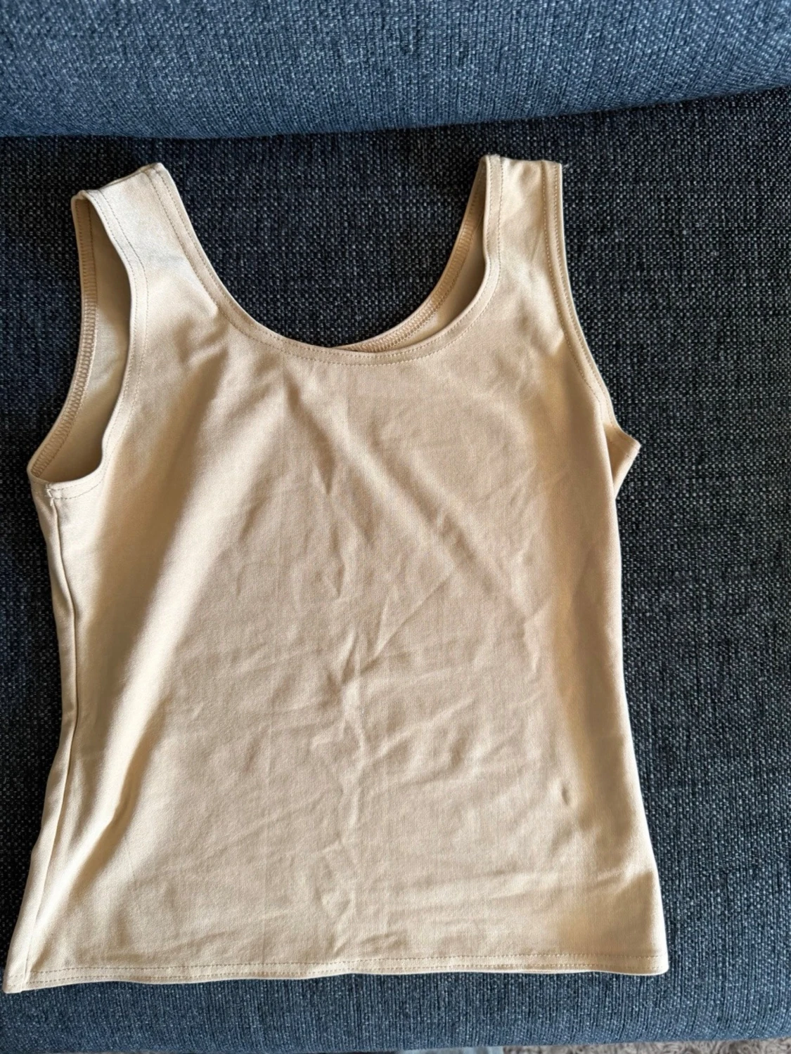 Beige ribbad linnetopp