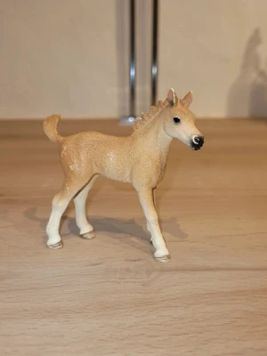 Ljusbrun hästfigur från Schleich - Säljer en ljusbrun hästfigur i plast med vita ben och detaljerad man. Perfekt som dekoration eller leksak för dig som gillar djur och samlarfigurer. Figuren har realistisk form och står stadigt på fyra ben.