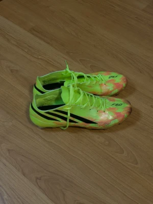 Hyperfast Adidas F50 fotbollsskor - Säljer ett par Hyperfast Adidas F50 Elite. Endast testade 2 gånger på konstgräs, därav gummi märken runt tårna. Säljes för att dem inte passade min spelstil och var annorlunda på mina fötter. Pris kan diskuteras!!