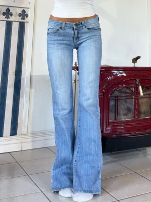 Lågmidjade jeans - DKNY jeans💕Midjemått 78cm (37cm rakt över)💕 innerben 84cm💕 jag är 165