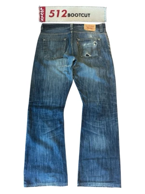 Levi Jeans 512 Bootcut - Levi Jeans, 512 Bootcut, 34x34, 7/10 skick, saknar waist tag och har en gren lagning. 44cm waist, 106cm längd, 80cm innerben och 24cm benöppning. 