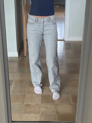 Ljusgrå raka jeans från Gina Tricot - Säljer ett par ljusgrå raka jeans i storlek 36. Använda någon gång bara och säljer för att de är för stora och ej används längre.