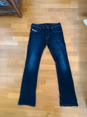 Mörkblå bootcut jeans från Diesel - Snygga mörkblå bootcut jeans från Diesel, storlek 29/32