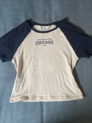 Söt chicago tröja🫶 - En gullig tröja med Chicago tryck på💕 Den är sparsamt använd men inget tydligt tecken på användning❤️