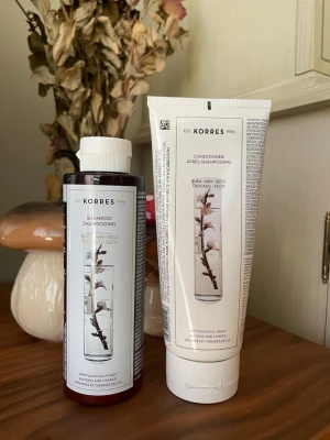 Korres Almond and Linseed shampoo & balsam - Shampoot är använt en eller två gånger. Balsamet är använt ungefär tre gånger. 