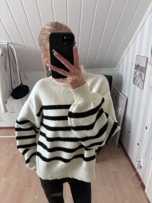 Randig tröja - Varm och mysig stickad tröja, perfekt till hösten🥰 Köpt från Carlings och märket är Stay, nypris: 500 kr