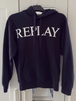 Replay Hoodie - Säljer denna Replay hoodie i riktigt fint skick. Den är bara använd 2 gånger, så den är i princip som ny. Säljs eftersom den är lite liten i storleken för mig.  📏 Modellen på bilden är 180 cm och väger ca 70 kg, så du ser ungefär hur den sitter.  ✔️ Äkta Replay ✔️ Endast använd 2 gånger ✔️ Säljs pga liten i storlek ✔️ Perfekt för vardag, streetwear och chill outfits