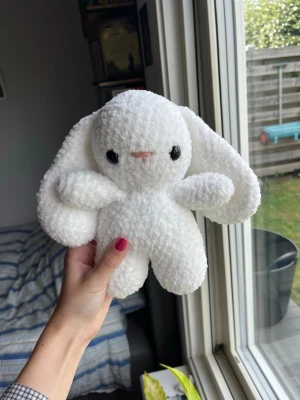 Virkad vit kanin - Supersöt virkad kanin med superlånga öron,  gjord i lurvigt garn🤍🐰OBS, innehåller säkerhetsögon som ej rekommenderas för barn under 3 år! 
