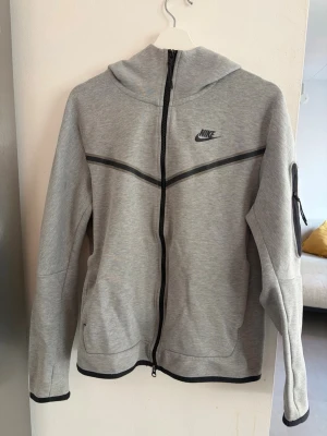 Grå Nike hoodie med dragkedja - Nike tech zip tröja, endast använt ett par gånger så den är i stort sett i ny skick.