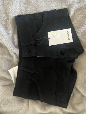 Svarta shorts - Säljer ett par svarta shorts från Bershka, helt nya