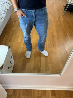 Replay jeans med slitningar  - Replay Jeans | skick 9/10 | Storlek 34/30 sitter som 33/30 (modellen är 179 78kg sitter mycket bra)| Pris - 549kr | Hör av dig vid minsta fråga eller fundering!!