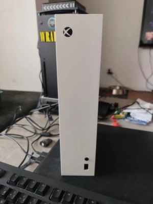 Xbox Series S + extern 2tb hårddisk  - Xbox Series S – 512 GB – 2 TB Extern Hårddisk – Fullt fungerande  Säljer en Xbox Series S i bra begagnat skick.  Konsolen fungerar felfritt och levereras fabriksåterställd, utloggad och redo för ny användare.  Detta ingår: • Xbox Series S • 1 original handkontroll • Strömkabel • Extern hårddisk 2 TB  Skick: • Fullt fungerande • Bra begagnat skick • Normalt bruksslitage kan förekomma  Levereras återställd och rensad,  Pris: 2800kr  Finns i Traryd 