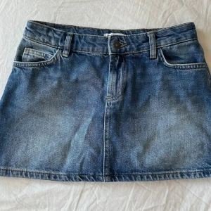 Jeanskjol subdued  - Jättefin blå jeanskjol från subdued, använd 1 gång, inköpt för 549 kr. Storlek xs men passar både xs och s.