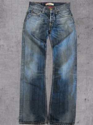 Levis 512 bootcut jeans - Levis 512 bootcut jeans, snygga slitningar förekommer