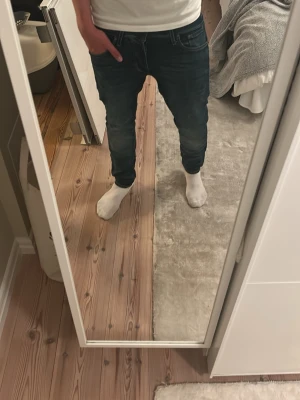 Mörkblå slim fit jeans - Säljer ett par mörkblå slim fit (Slim Glenn) Jack & Jones jeans. Ett par stilrena moderna jeans. De är i ett bra skick och säljs p.g.a att jag vuxit ur dem. 