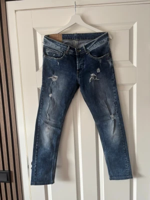 Dondup George  - Dondup jeans med slitningar från fabrik i bra skick, storlek 30