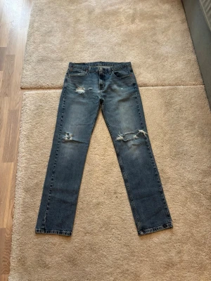 Vintage Levi’s Jeans 511 Indigo Blue - Vintage Levi’s jeans köpt på marknad I New York, mycket bra skick endast en liten lila missfärgning vid högra bakfickan. Storlek och mått finns på bilderna🤘