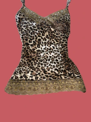 Leopardmönstrad linnetopp med spets - Säljer ett väldigt unikt och rare leopard linne från 2004.  🐆🐆🐆 INFO: Köptes: 2004 Rarity: väldigt svårt att få tag på Skick: mycket bra  Pris: Priset är högt då det köptes dyrt och är linnet är eftertraktat   Tar inga fler bilder tyvärr!