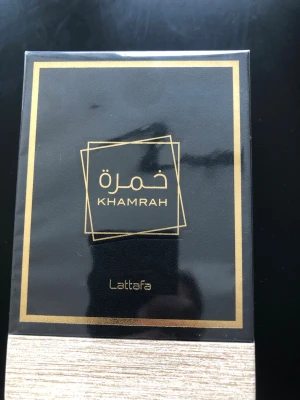 Khamrah parfym från Lattafa - Oöppnad Khamrah parfym från Lattafa i orginalförpackningen. Lukter: kanel, vanilj, daddar, nybakad äppelpaj