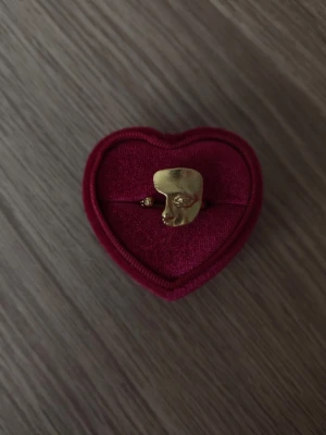 Guldfärgad ring med ansiktsmotiv - Ansikte ring i storlek 16,9mm, guldfärgad.