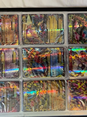 Pokémonkort EX/MEGA samling - Samling med flera Pokémonkort i EX och MEGA-versioner, många med holografisk finish. Korten är färgglada och ligger i plastfickor och sleeves. Perfekt för dig som vill utöka din Pokémonkort-samling eller gillar samlarkort. Alla är i jättebra skick, hör av dig vid frågor. Skicka prisförslag 