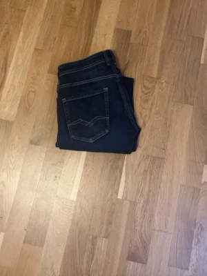 Replay rocco jeans - Ett par mörkblåa replay jeans i modellen Rocco. Jeansen är i comfort fit (sitter som slimfit ungefär). Jeansen har inga defekter, har använts ett fåtal gånger och ör i princip nya. Pris kan diskuteras!