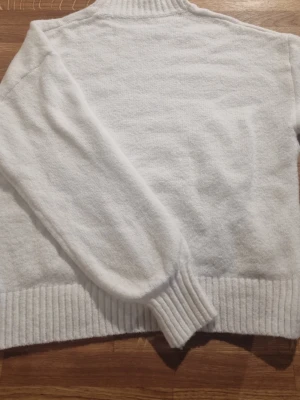 Vit stickad tröja - Mysig vit stickad tröja med polokrage. Lite genomskinlig men inte med vitt eller beige under, inte nopprig.   #baggyjeans #lowwaist jeans #cargobyxor #vida jeans #flarejeans #lågmidja #rakajeans #kostymbyxor #mjukisbyxor #oversizedhoodie #ziphoodie #stickadtröja #corsettopp #offshoulder #babytee #linne med spets #oversized tshirt #stickadväst #maxikjol #y2k #vintage #streetwear #oldmoney #cleangirl #basic #festkläder #vardagskläder #unisex #oversized #fitted #cozy #retro #zara #hm #bikbok #ginat