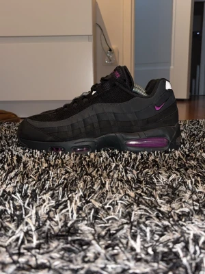Nike Air Max 95  - Säljer ett par Nike Air Max 95 sneakers i svart med lila detaljer. Dom är bara använda några gånger så dom är som nya. Jag har både box och kvitto kvar. Kom privat för fler bilder och om du vill diskutera priset