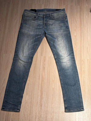 Blåa Dondup Jeans - Tja! Säljer dessa feta dondup jeans. Passar 185cm 77kg — Skick 8/10 — Blåa — Nypris:3499kr — Storlek: 32.                                                              (Cm) Längd: 102 Midja: 43 Lårbredd 10 cm från skrevet: 21 Innersöm: 78 Priset är ej hugget i sten så det är bara att höra av sig!