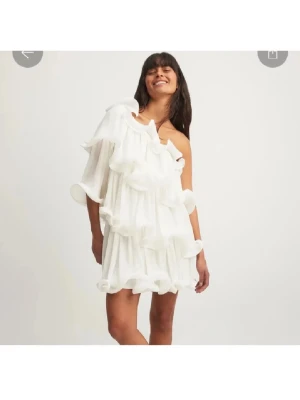 NAKD vit oneshoulder volangklänning - Säljer en superfin vit kortklänning med oneshoulder-design och stora volangdetaljer, perfekt för student eller sommarens alla tillfällen. Materialet känns lätt och flowy, och modellen är normal i passformen men jag har egentligen storlek 32 och det passade ändå!