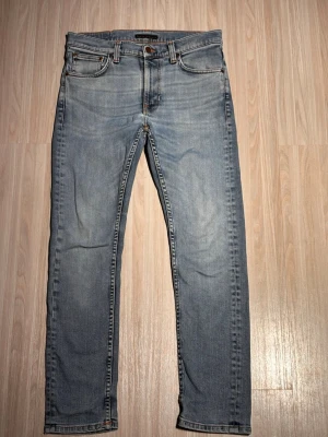 Ljusblå Nudie Jeans - Tja! Säljer dessa feta Nudie Jeans — Skick 6/10 — Ljusblå — Nypris: 1599kr —                                           (Cm) Längd: 102  Midja: 40.5  Lårbredd 10 cm från skrevet: 18,5 Innersöm: 74