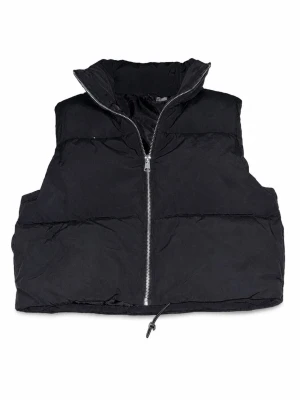 Svart dunväst med dragkedja - Stilren svart dunväst med hög krage och hel dragkedja framtill. Västen har en boxig passform och justerbar dragsko nedtill. Perfekt att slänga över en hoodie eller tröja för extra värme. Klassisk look som funkar till det mesta.