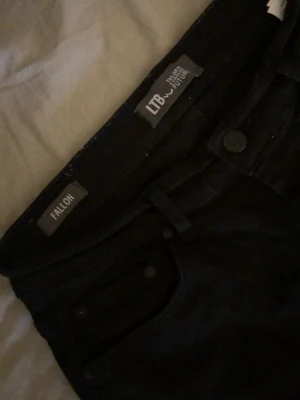 LTB jeans - Svarta jeans från LTB i modellen FALLON. I storlek 29/32 