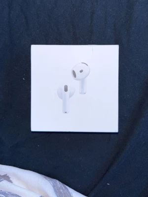AirPods 4 med ANC  - Helt nya AirPods 4 med active Noise Cancellatiom (ANC), köpta 25/7-26 Originalkvitto medföljer, personuppgifter utsuddade, se bild 6) Endast testade, säljer eftersom de inte passade i mina öron och inte gick att lämna tillbaka. Nypris 2090, säljer för 1850