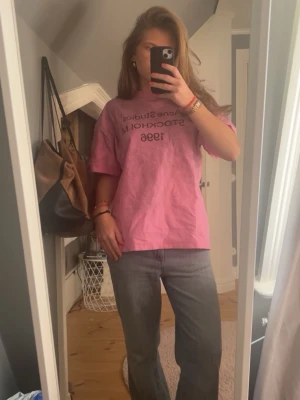 Acne t shirt - Jättecool acne t shirt🩷🩷T shirten har hål och slitage men som är så från början. skriv för frågor