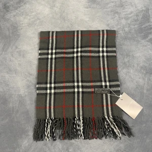 Burberry Halsduk - Skick: 9/10. | Ingår: Halsduk. | Nypris: +- 4000 SEK