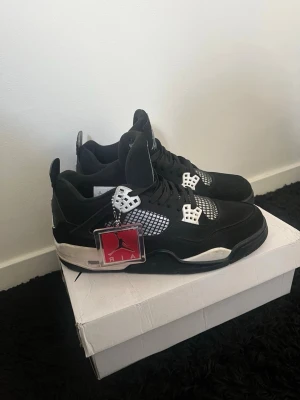 Svarta Air Jordan 4 - Säljer ett par svarta Air Jordan 4